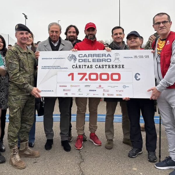 La Brigada «Aragón I» entrega un cheque de 17.000 euros a Cáritas Castrense gracias a la XVII Carrera del Ebro 2025